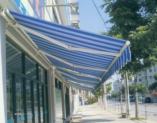 Volledig open zonnescherm in polyester met aangepaste kleuren en zeilmateriaal