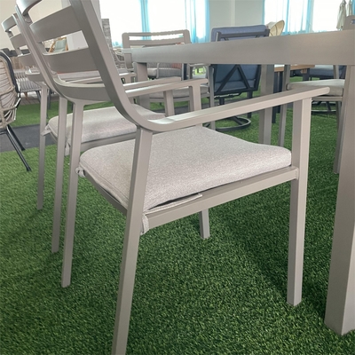 Opvouwbare moderne buitenbank van aluminium rattan voor luxe tuin tafel