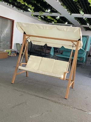 Buiten 3 personen zittende schommelstoel met metalen frame en stof paraplu